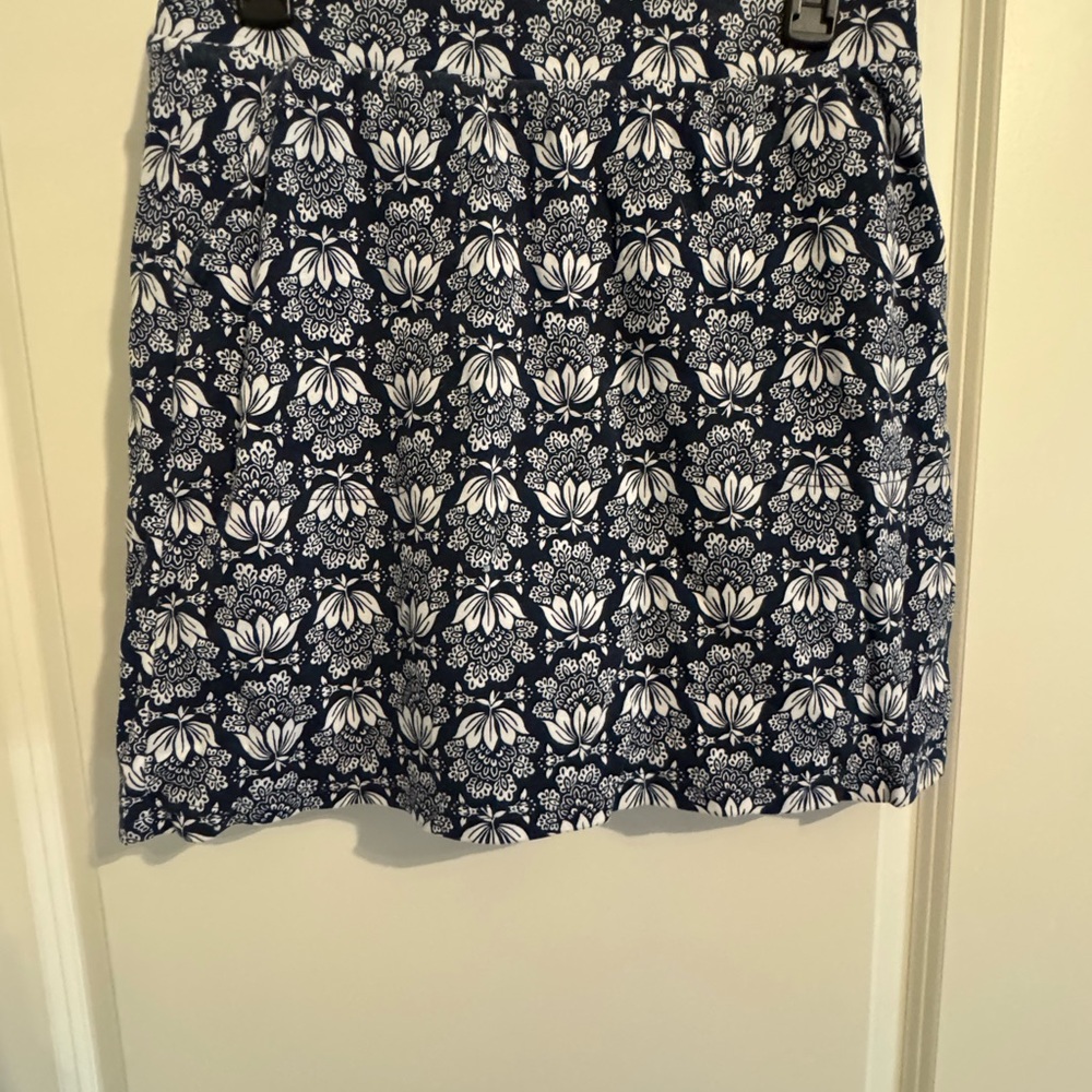 Croft & Barrow Navy and White Floral Pencil Skort
